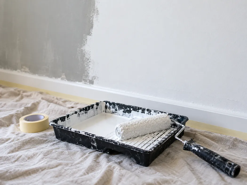 Schilderwerk en gereedschap bij een binnenmuur