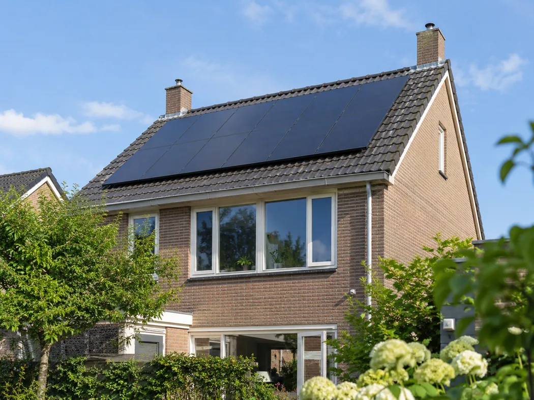 Zonnepanelen op een schuin woningdak